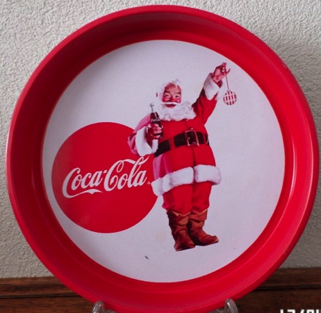 07155D-1 € 6,00 coca cola dienblad 33cm h4 kerstman met kerstbal.jpeg
